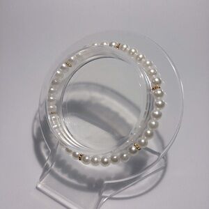 Pearls bracelet with gold connectors.